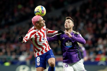 El delantero rojiblanco, Griezmann, trata de controlar el balón de cabeza ante el jugador del Valladolid, Óscar Plano. 
 