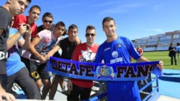 APOYADO. Álvaro, rodeado de aficionados del Getafe.
