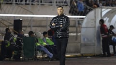 Su equipo ganó, pero se indignó con un hincha y lo tuvieron que afirmar para que no peleara