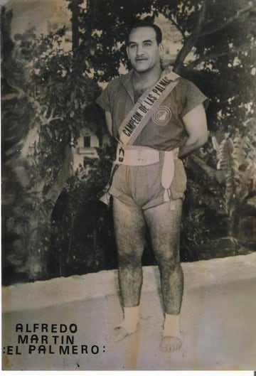 Alfredo Martín Acosta (1924-2012) nació por circunstancias familiares en Güímar (Tenerife), pero siempre fue conocido como ‘El Palmero’. Hijo adoptivo de Los Llanos de Aridane (La Palma), siempre es recordado como el luchador de lucha canaria más espectacular de la 'Isla Bonita'. Brilló como puntal especialmente en el Adargoma de Las Palmas (Gran Canaria). Su estilo técnico y las vibrantes agarradas con la leyenda tinerfeña Pancho Camurria marcaron época. Bregó también en el Rumbo, Krüger, Vencedor y Breña Baja de La Palma.