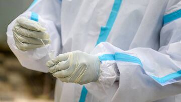 A health worker collects a swab sample from a resident for a Covid-19 coronavirus test at a public health centre in Hyderabad on September 17, 2020. (Photo by NOAH SEELAM / AFP)