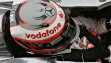 <b>ACCIDENTE.</b> El piloto británico ha salido ileso del coche que ha sufrido en los entrenamientos del GP de Bahrein.