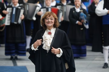 La poeta y ensayista, Ana Blandiana, premio Princesa de Asturias de las Letras 2024, a su llegada al Teatro Campoamor.