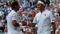 Roger Federer y Rafael Nadal se saludan despu&eacute;s del partido de semifinales de Wimbledon 2019 en el The All England Lawn Tennis Club de Wimbledon.