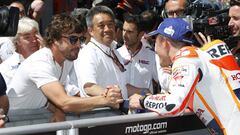Fernando Alonso saluda a Marc Márquez en Mugello.
