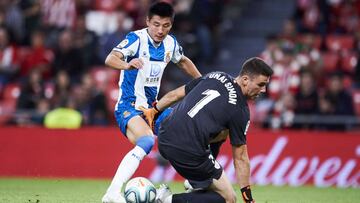 Unai Simón con Wu Lei en San Mamés.