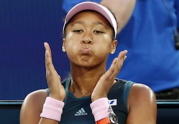La tenista japonesa se relaja en el banco antes de reanudar el partido.