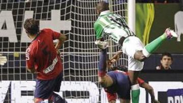 <b>OCASIÓN BÉTICA. </b>El defensa brasileño Paulao salta por encima de la defensa rojillo y cabecea a la izquierda de Andrés Fernández. Faltó poco para fuera el 0-1.