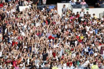 Gran ambiente en el Santiago Bernabéu. 