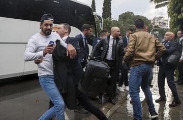 El susto de un aficionado a Cristiano en Nicosia en imágenes