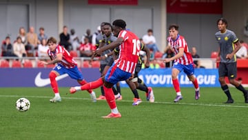 Omar Janneh marca de penalti.