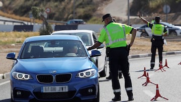 GRAFCVA5217. ALICANTE, 03/06/2019.- Agentes de la Guardia Cuivl de Tráfico realizan un control de alcoholemia y drogas dentro de la campaña de concienciación "No corras,no bebas....No cambies de ruedas", que hoy ha comenzado en la A-79 que une Alicante y Elche. Miembros de la Asociación con Lesión Medular y otras discapacidades físicas (Aspaym) conciencian a conductores sobre la ingesta de alcohol y drogas al volante. EFE/Pep Morell