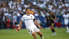 AME068. CARSON (ESTADOS UNIDOS), 09/04/2022.- El jugador de Los Angeles Galaxy Javier Chicharito Hernández durante el partido contra Los Ángeles Football Club hoy, durante la primera mitad de un partido en el Estadio Dignity Health Sports Park, en Carson (EE. UU). EFE/ Armando Arorizo
