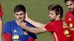 GRA450. ISLA DE RÉ (FRANCIA), 23/06/2016.- Los jugadores de la selección española Iker Casillas (i) y Gerard Piqué durante el entrenamiento de hoy en la Isla de Ré, lugar de concentración del equipo para su participación en la Eurocopa 2016 que se celebra en Francia. EFE/JuanJo Martin