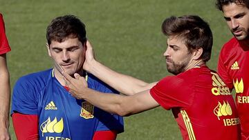 GRA450. ISLA DE RÉ (FRANCIA), 23/06/2016.- Los jugadores de la selección española Iker Casillas (i) y Gerard Piqué durante el entrenamiento de hoy en la Isla de Ré, lugar de concentración del equipo para su participación en la Eurocopa 2016 que se celebra en Francia. EFE/JuanJo Martin