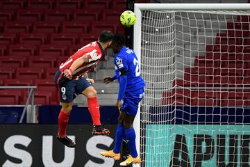 Luis Su¨¢rez marca de cabeza el 1-0 al Getafe.