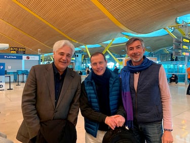 Emilio Butragueño, director de Relaciones Institucionales del Real Madrid, se desplazó al aeropuerto a despedir al Cacereño.