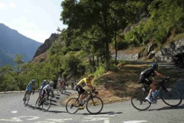 El grupo del líder durante la etapa entre Gap y Saint-Jean-de-Maurienne.