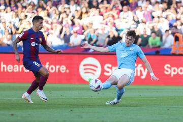 El Celta consigue adelantarse en el partido. Buen toque de Luca de la Torre tras una recuperación arriba para Larsen, que en el área define cruzado para batir por bajo a Ter Stegen.