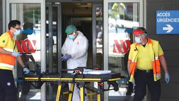 Health workers are seen at the emergencies entrance of Arnau de Vilanova hospital, after Catalonia's government imposed new restrictions in an effort to control a new outbreak of the coronavirus disease (COVID-19) in Lleida, Spain July 4, 2020. REUTERS/Nacho Doce