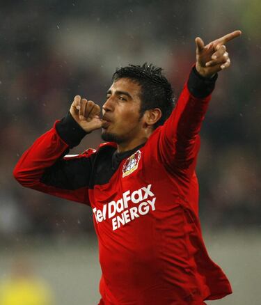 El centrocampista estuvo en el Leverkusen tras militar en el Deportivo Colo-Colo. Estuvo desde la temporada 2007-08 hasta la 2010-11 que fichó por la Juventus de Turín.