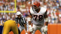 ANAHEIM, CA - OCTOBER 7:  Anthony Munoz #78 of the Cincinnati Bengals gets into position during the NFL game against the Los Angeles Rams at Anaheim Stadium on October 7, 1990 in Anaheim, California. The Bengals defeated the Rams 34-31. (Photo by Stephen Dunn/Getty Images)