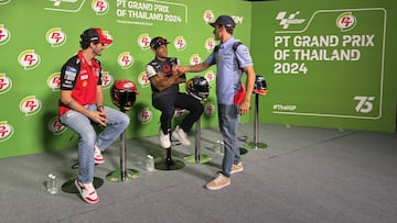 Márquez dio la mano a Martín y Bagnaia al llegar a la rueda de prensa.