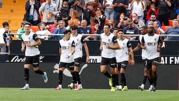 Los jugadores del Valencia celebran el gol de Pepelu al Getafe.