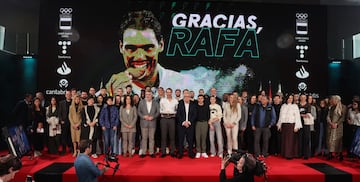 Foto de familia del COE con Rafa Nadal tras el acto de homenaje. 