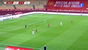 La cantada fuera del área de Unai Simón en el 2-1 España vs Kosovo