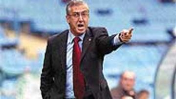 No le pondré una pistola a nadie para que me renueve.