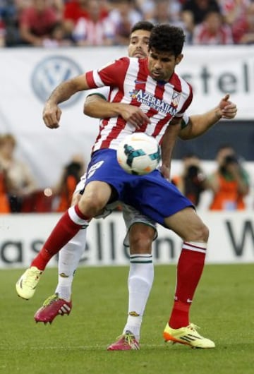 GRA182. MADRID, 18/04/2014.- El delantero del Atl¨¦tico Madrid, Diego Costa (d), controla el bal¨®n ante el defensa del Elche, Alberto Bot¨ªa (i), durante el partido de la jornada 34 de Liga en Primera Divisi¨®n que se disputa esta noche en el estadio Vicente Calder¨®n, en Madrid. EFE/Chema Moya