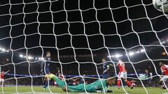 Alexis salva al Arsenal de un nuevo mal inicio en Champions