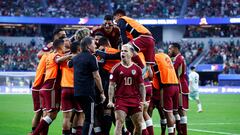 INGLEWOOD, CALIFORNIA - JUNE 26: Players of Venezuela celebrate during the CONMEBOL Copa America 2024 Group B match between Venezuela and Mexico at SoFi Stadium on June 26, 2024 in Inglewood, California.   Ronald Martinez/Getty Images/AFP (Photo by RONALD MARTINEZ / GETTY IMAGES NORTH AMERICA / Getty Images via AFP)