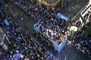 Seguidores del City celebrando el título liguero junto a la plantilla.