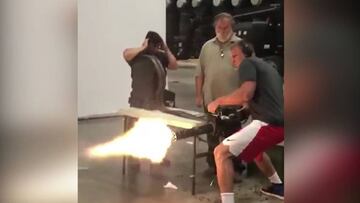 Rob Gronkowski se divierte con una Minigun