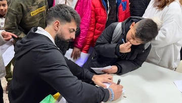 Villalibre firmando autógrafos.