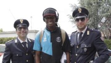 Hasta los carabinieri quisieron hacerse una foto con Mbia.