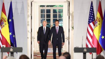 El presidente de los Estados Unidos, Joe Biden (i) y el presidente del Gobierno, Pedro Sánchez (d), a su llegada a una rueda de prensa tras su reunión en el Palacio de La Moncloa.