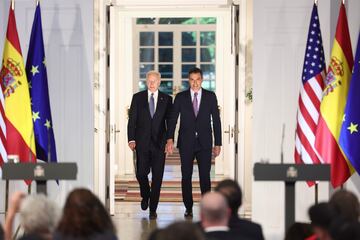 El presidente de los Estados Unidos, Joe Biden (i) y el presidente del Gobierno, Pedro Sánchez (d), a su llegada a una rueda de prensa tras su reunión en el Palacio de La Moncloa.