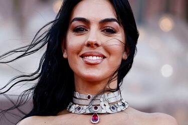 Georgina Rodríguez durante la alfombra roja de la 80ª edición del Festival de Venecia. El vestido que llevaba la influencer se inspiraba claramente en el que llevó Vivian Ward (Julia Roberts) para ir por primera vez a la ópera con Edward Lewis (Richard Gere).