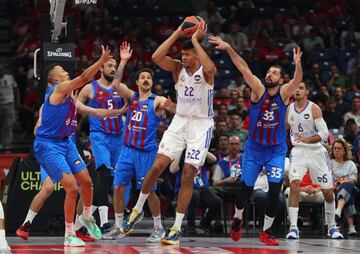 Walter Tavares entre Dante Exum, Nicolás Laprovittola y Nikola Mirotic.