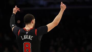 Zach Lavine alentando a la afici&oacute;n de los Bulls