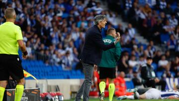 SAN SEBASTIÁN , 03/10/2024.- El entrenador de la Real Sociedad, Imanol Alguacil, da instrucciones durante el partido de Liga Europa entre la Real Sociedad y el Anderlecht, que se disputa este jueves en el estadio Reale Arena de San Sebastián. EFE/ Juan Herrero