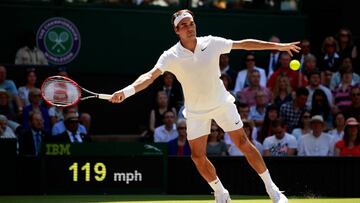 Roger Federer devuelve una bola a Marin Cilic durante el encuentro de cuartos de final de Wimbledon.
