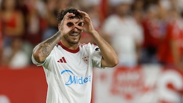 Isaac Romero celebra un gol al Elche con el Sevilla.