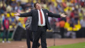 Miguel Herrera enfrentando al América como técnico de Xolos