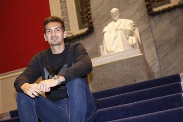 Álex Muñoz, estudiante de Medicina además de futbolista, sentado en las escaleras del interior del Paraninfo.