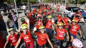 EL FUTURO. Los ni&ntilde;os saludan en la primera prueba de Jerez.
 