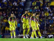 Erick Sanchez, Rodrigo Aguirre, Israel Reyes e Igor Lichnovsky, jugadores del América, después de un partido en el Apertura 2025 ante Chivas.